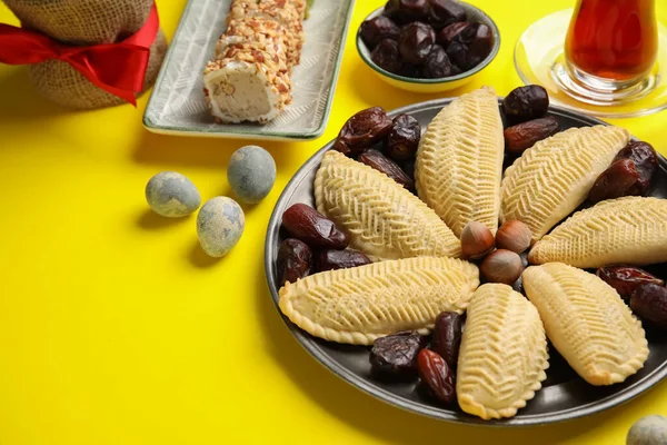 Sarı Arka Planda Yumurtalı Tabaklar Yakın Plan Novruz Bayram Kutlaması — Stok fotoğraf