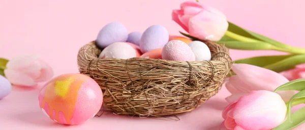 Nest Mit Schönen Ostereiern Und Tulpenblumen Auf Rosa Hintergrund — Stockfoto