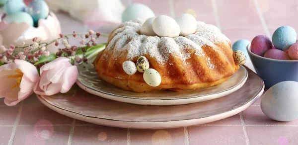 Тарелка Вкусным Пасхальным Тортом Покрашенными Яйцами Столе — стоковое фото