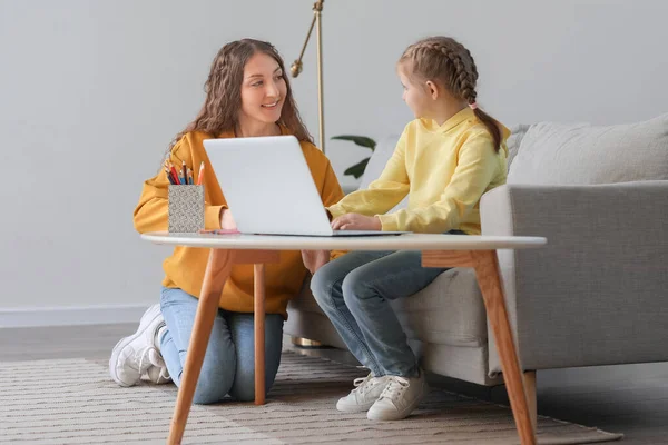 Little Girl Her Mother Video Chatting Psychologist Laptop Home — Stock Photo, Image