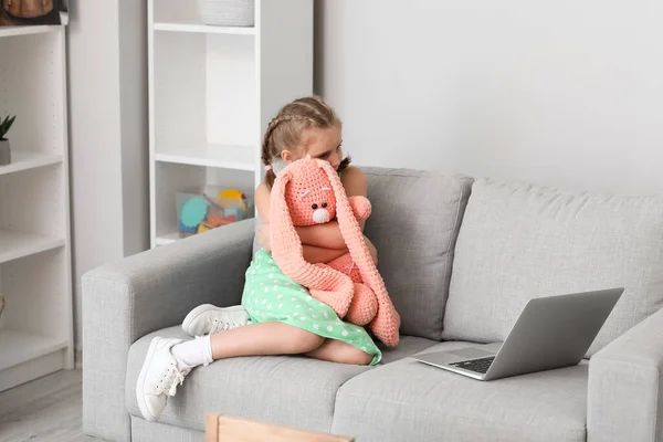 Little Girl Toy Having Online Psychologist Session Home — Stock Photo, Image