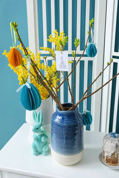 Vasen Mit Schönem Osterdekor Mimosen Blumen Und Spielzeughasen Auf Dem — Stockfoto