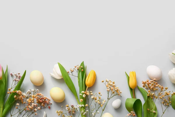 Beautiful Composition Flowers Easter Eggs Light Background — Zdjęcie stockowe