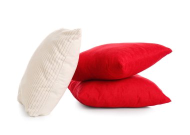 Beyaz arka plan üzerinde yumuşak dekoratif yastıklar