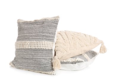 Beyaz arkaplanda dekoratif yastıklar