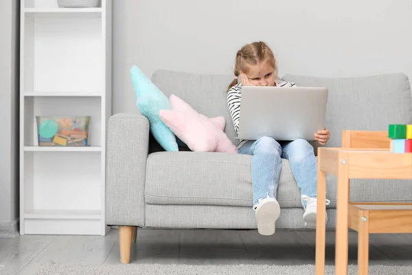 Upset Little Girl Video Chatting Psychologist Laptop Home — Stock Photo, Image