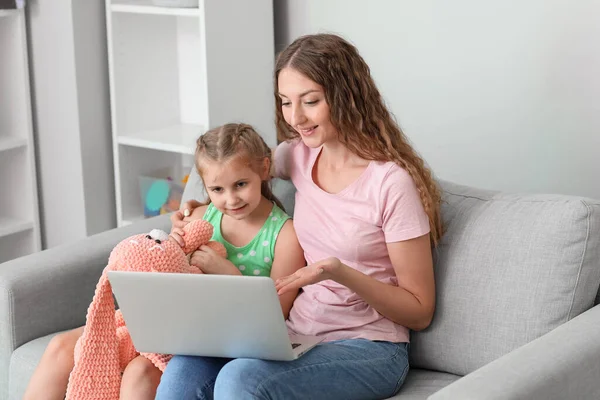 Little Girl Toy Her Mother Having Online Psychologist Session Home — Stock Photo, Image