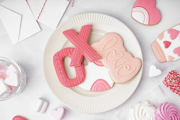 Composition Sweet Cookies Marshmallows Envelopes Light Background Valentine Day Celebration — Stock Photo, Image