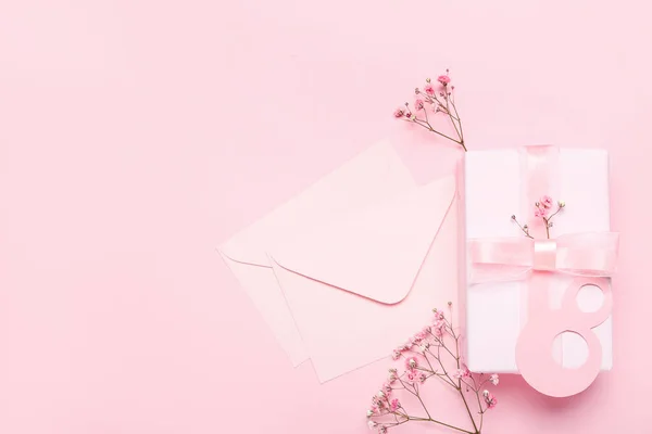 Nummer Enveloppen Zigeunerbloemen Cadeau Voor Viering Van Vrouwendag Roze Achtergrond — Stockfoto