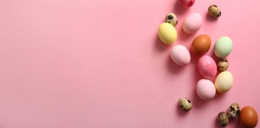 Pembe arka planda boyanmış Paskalya yumurtaları ve metin için boşluk