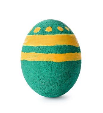 Beyaz zemin üzerine boyalı Paskalya yortusu yumurta