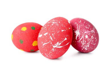 Beyaz arka planda kırmızı paskalya yumurtaları