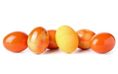 Beyaz arkaplanda renkli paskalya yumurtaları