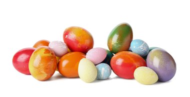 Beyaz arkaplanda renkli paskalya yumurtaları