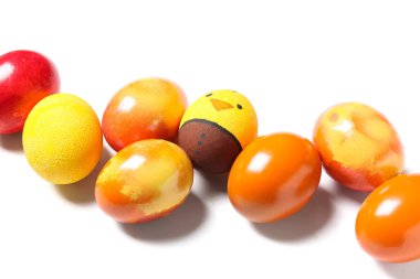 Beyaz arkaplanda renkli paskalya yumurtaları