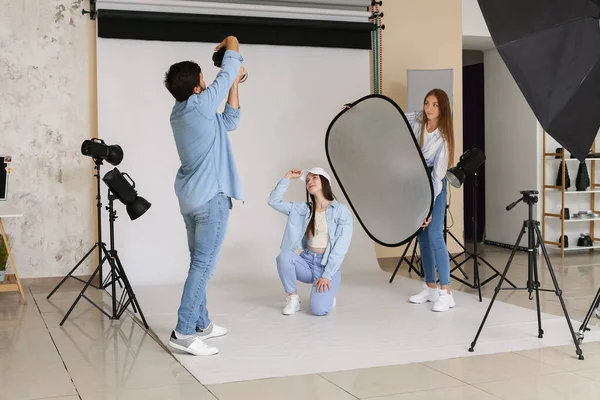 Male Photographer His Assistant Working Beautiful Model Studio — Stock Photo, Image