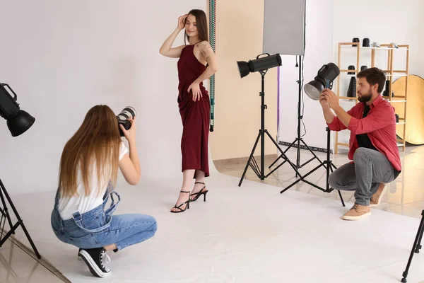 Female Photographer Her Assistant Working Beautiful Model Studio — Stock Photo, Image