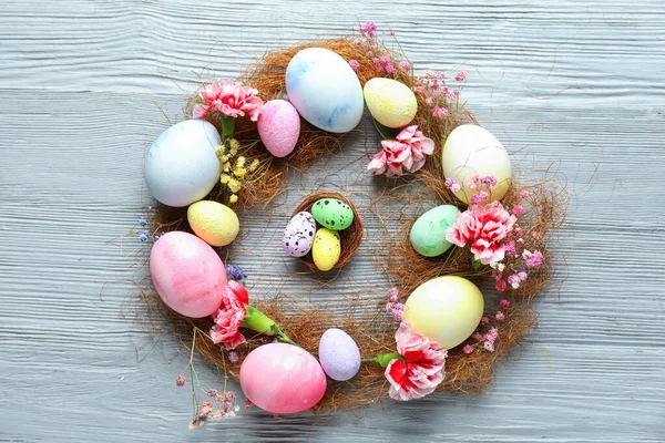 Gri Ahşap Arka Planda Yumurta Çiçek Sisal Içeren Güzel Paskalya — Stok fotoğraf