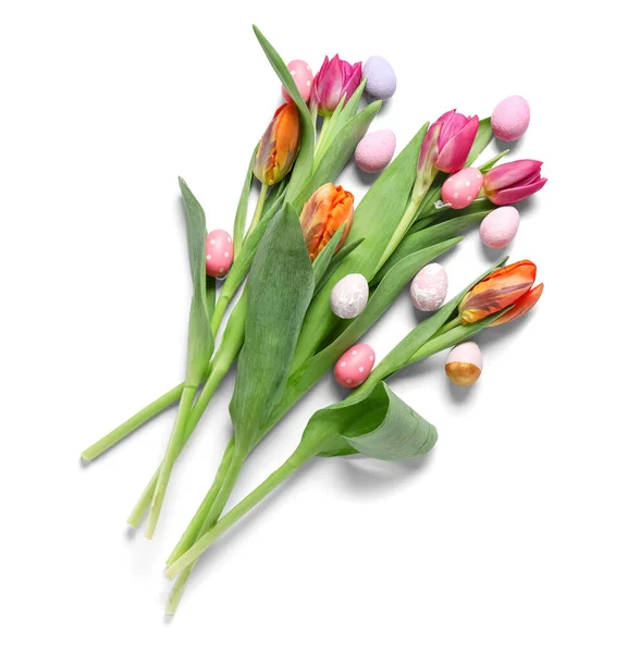 Krásné Tulipány Květiny Velikonoční Vejce Bílém Pozadí — Stock fotografie