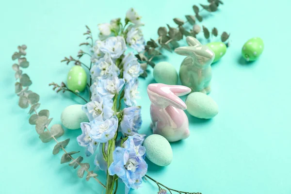 Skład Pisanki Ceramiczne Króliczki Piękne Kwiaty Tle Koloru Zbliżenie — Zdjęcie stockowe