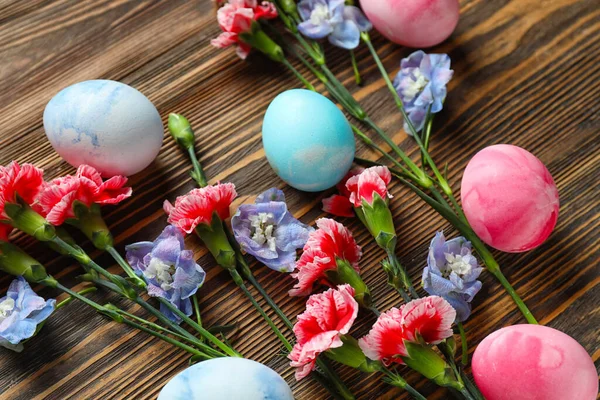 Composition Painted Easter Eggs Flowers Wooden Background Closeup — Stock Photo, Image