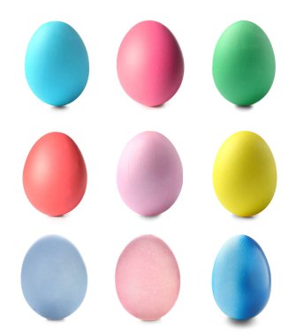 Beyaz üzerine izole edilmiş renkli paskalya yumurtaları.