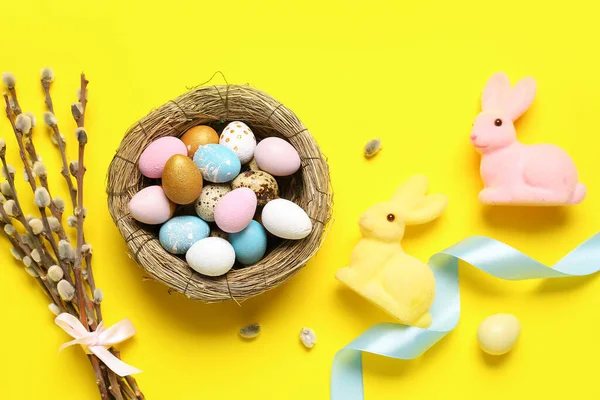 Composition Nest Easter Eggs Willow Branches Toy Bunnies Yellow Background — Foto Stock