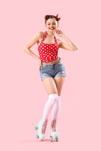 Mladý Pin Žena Kolečkových Bruslích Růžovém Pozadí — Stock fotografie