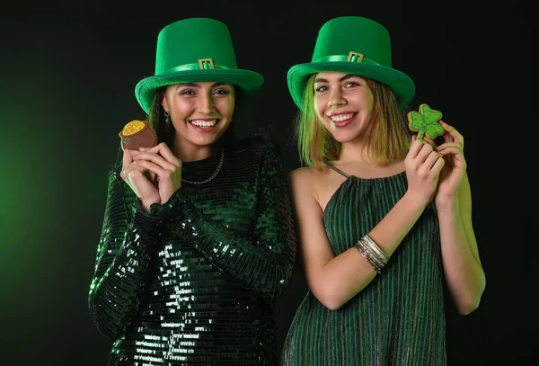 Jeunes Femmes Chapeaux Avec Des Biscuits Sur Fond Sombre Célébration — Photo