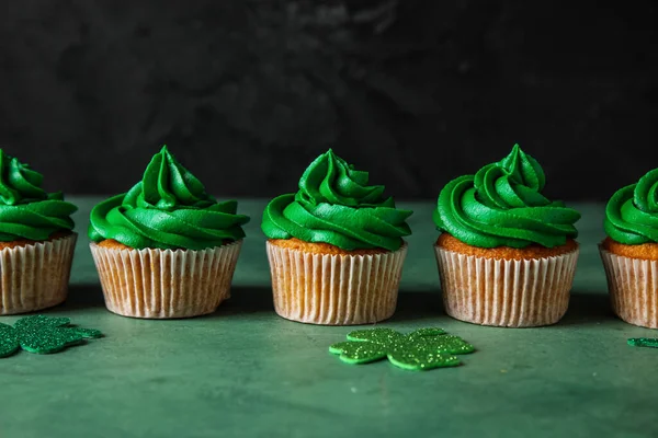 Sabrosos Cupcakes Para Día San Patricio Sobre Mesa Verde Sobre — Foto de Stock