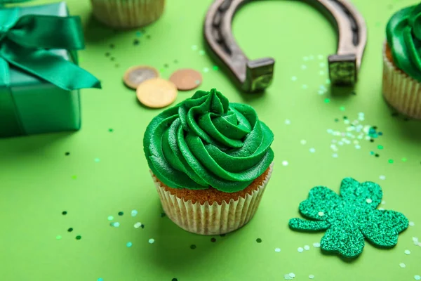 Gâteau Savoureux Pour Saint Patrick Trèfle Paillettes Sur Fond Vert — Photo