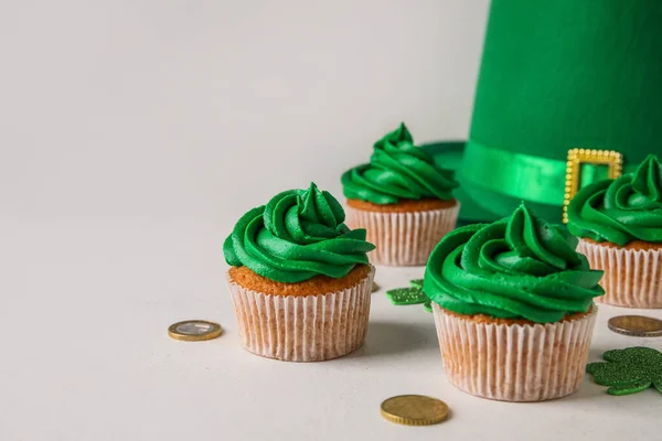 Sabrosos Cupcakes Para Día San Patricio Sombrero Duende Monedas Sobre — Foto de Stock