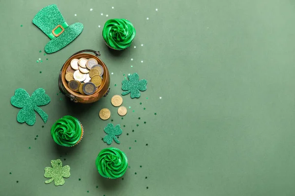 Tasty Cupcakes Patrick Day Clovers Pot Coins Green Background — Stockfoto