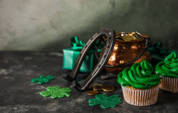 Gâteaux Savoureux Pour Saint Patrick Pot Pièces Fer Cheval Sur — Photo