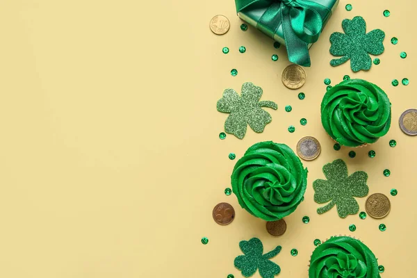 Tasty Cupcakes Patrick Day Clovers Coins Beige Background — Stockfoto
