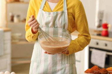 Bayan baker mutfak, closeup hamur yapma