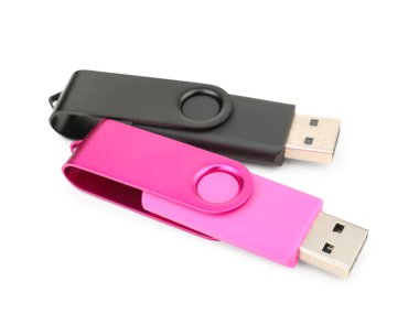 Beyaz arkaplanda farklı usb flash diskleri