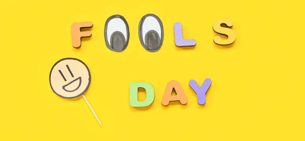 Σύνθεση Κείμενο Fools Day Και Χαμόγελο Κίτρινο Φόντο — Φωτογραφία Αρχείου