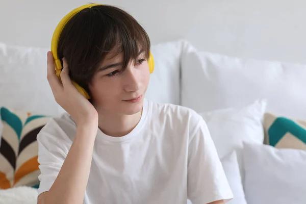 Teenage Boy Headphones Listening Music Bedroom Closeup — Stock Photo, Image