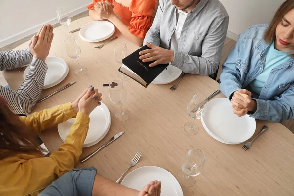 Group People Praying Holy Bible Dinner Table — Stock Photo, Image