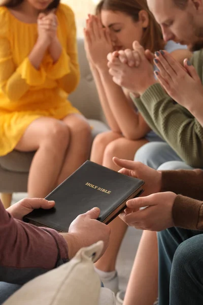 Group People Praying Holy Bible Home Closeup — Stock Photo, Image