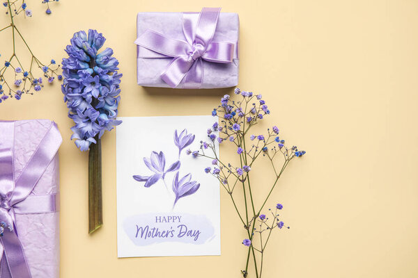 Композиция с поздравительными открытками, красивыми цветами и подарками для празднования Дня матери на цветном фоне