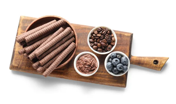 Bord Met Heerlijke Chocolade Wafeltjes Koffiebonen Bosbessen Geïsoleerd Witte Achtergrond — Stockfoto