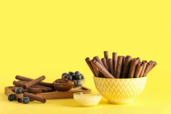 Schalen Met Heerlijke Chocoladewafeltjes Gecondenseerde Melk Gele Achtergrond — Stockfoto