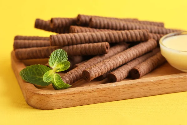 Bord Met Heerlijke Chocoladewafeltjes Gecondenseerde Melk Gele Achtergrond — Stockfoto