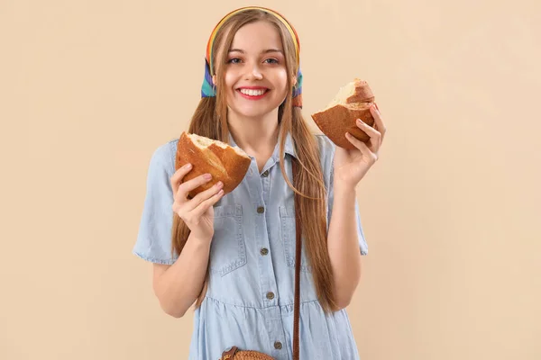 Young Woman Fresh Bread Beige Background — Stock Photo, Image
