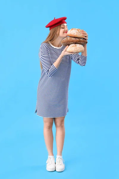 Young Woman Beret Loaves Fresh Bread Blue Background — Stock Photo, Image