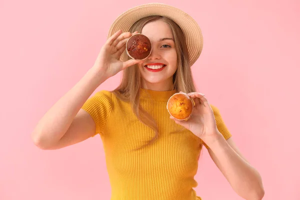 Mladá Žena Klobouku Chutnými Muffiny Růžovém Pozadí — Stock fotografie