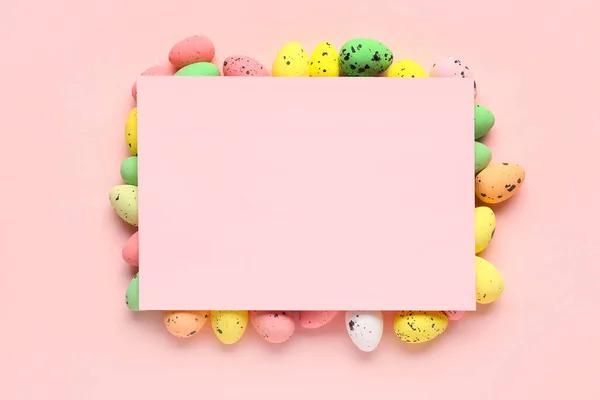 분홍색 배경에 카드와 아름다운 부활절 달걀로 대화를 나누라 — 스톡 사진