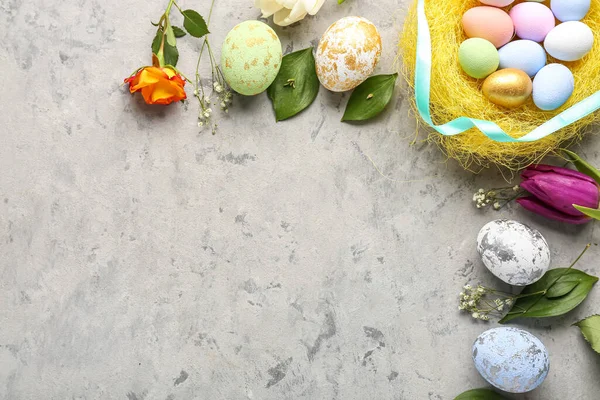 Boyanmış Paskalya Yumurtaları Arkaplanda Çiçekler Olan Kompozisyon — Stok fotoğraf